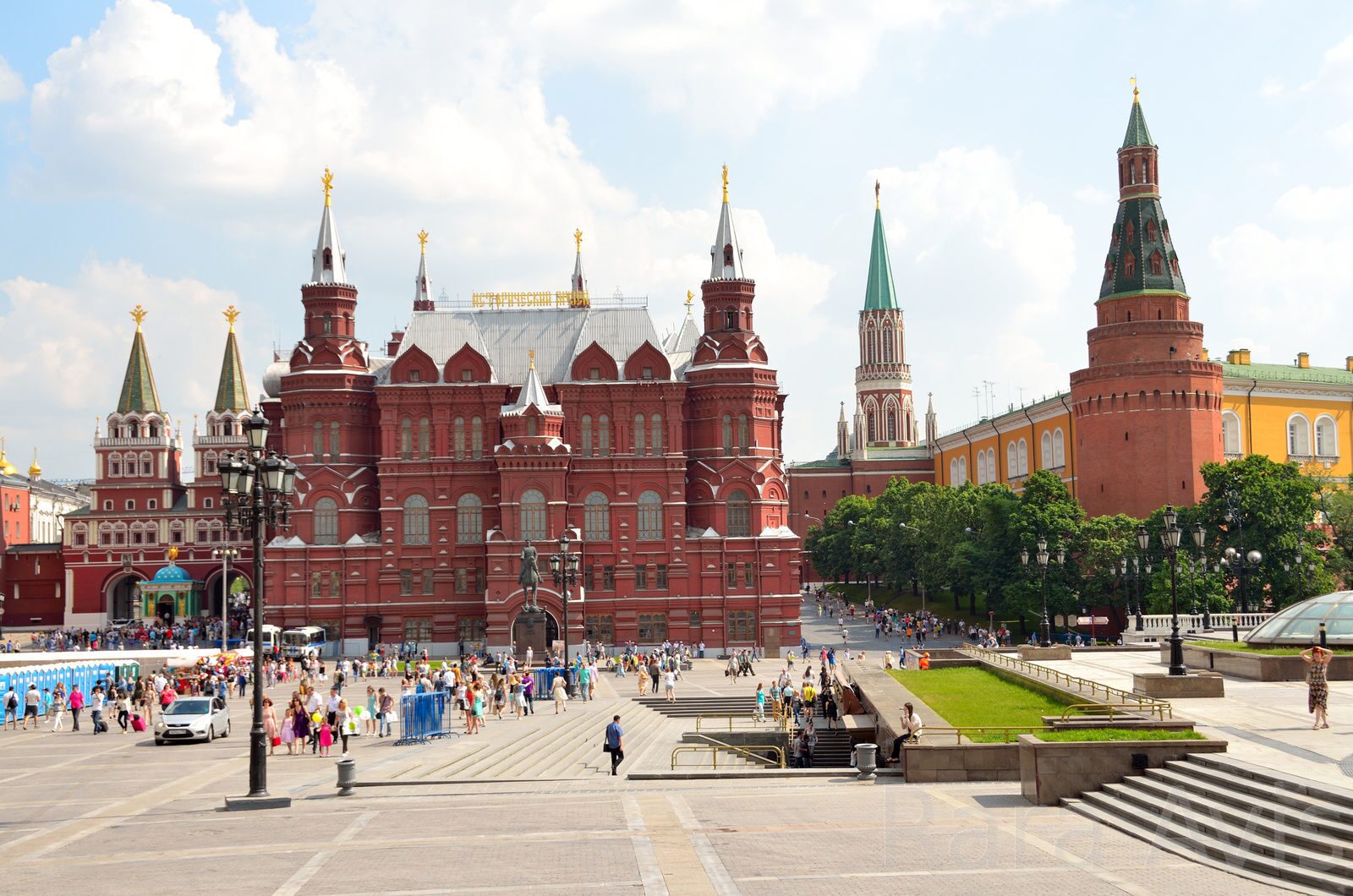 Манежная площадь от красной площади Москва